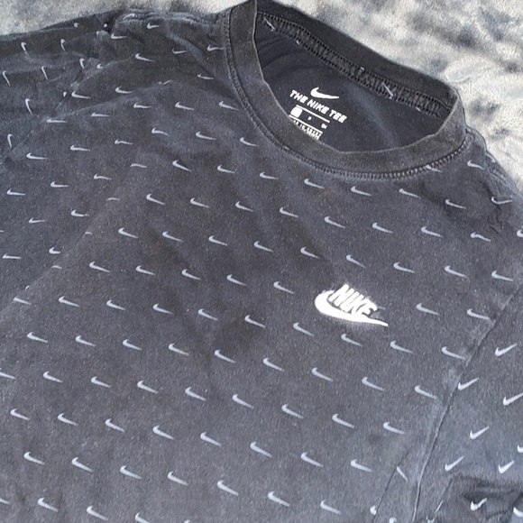 Black NIKE T-Shirt - Picture 2 of 3
